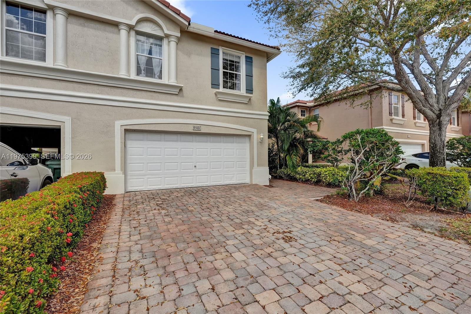 VERONA PALMS - Residential