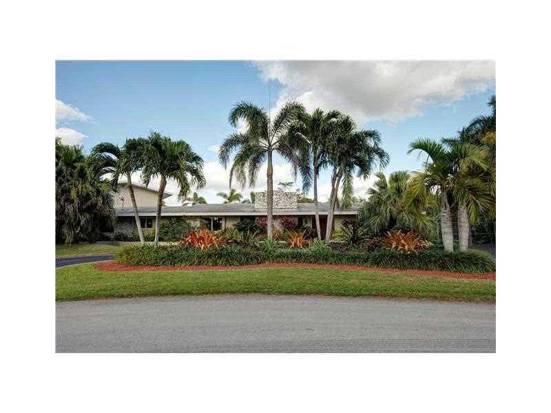 FABULOUS LARGE FAMILY POOL HOME IN PINECREST ELEMENTARY SCHOOL DISTRICT ON COVETE QUIET STREET. 5 BEDROOMS PLUS AND EXTRA GUEST WING WITH SEPERATE LIVING ROOM AND 2 BEDROOMS/1 BATH.