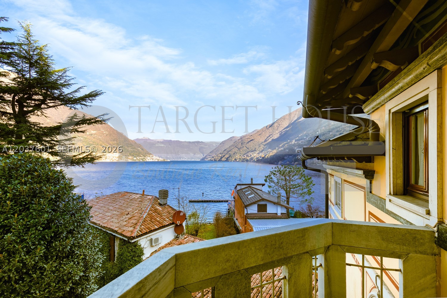 Lakefront boathouse park - Residential