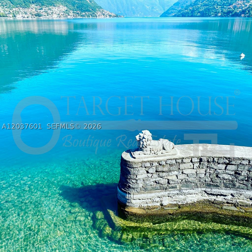 Lakefront boathouse park - Residential