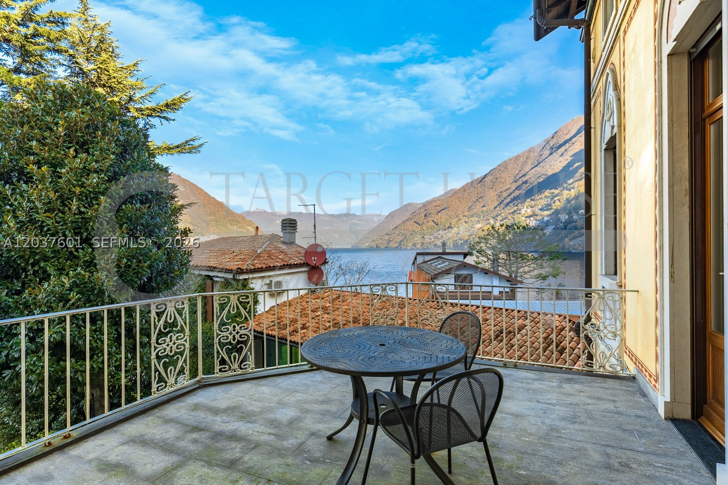 Lakefront boathouse park - Residential