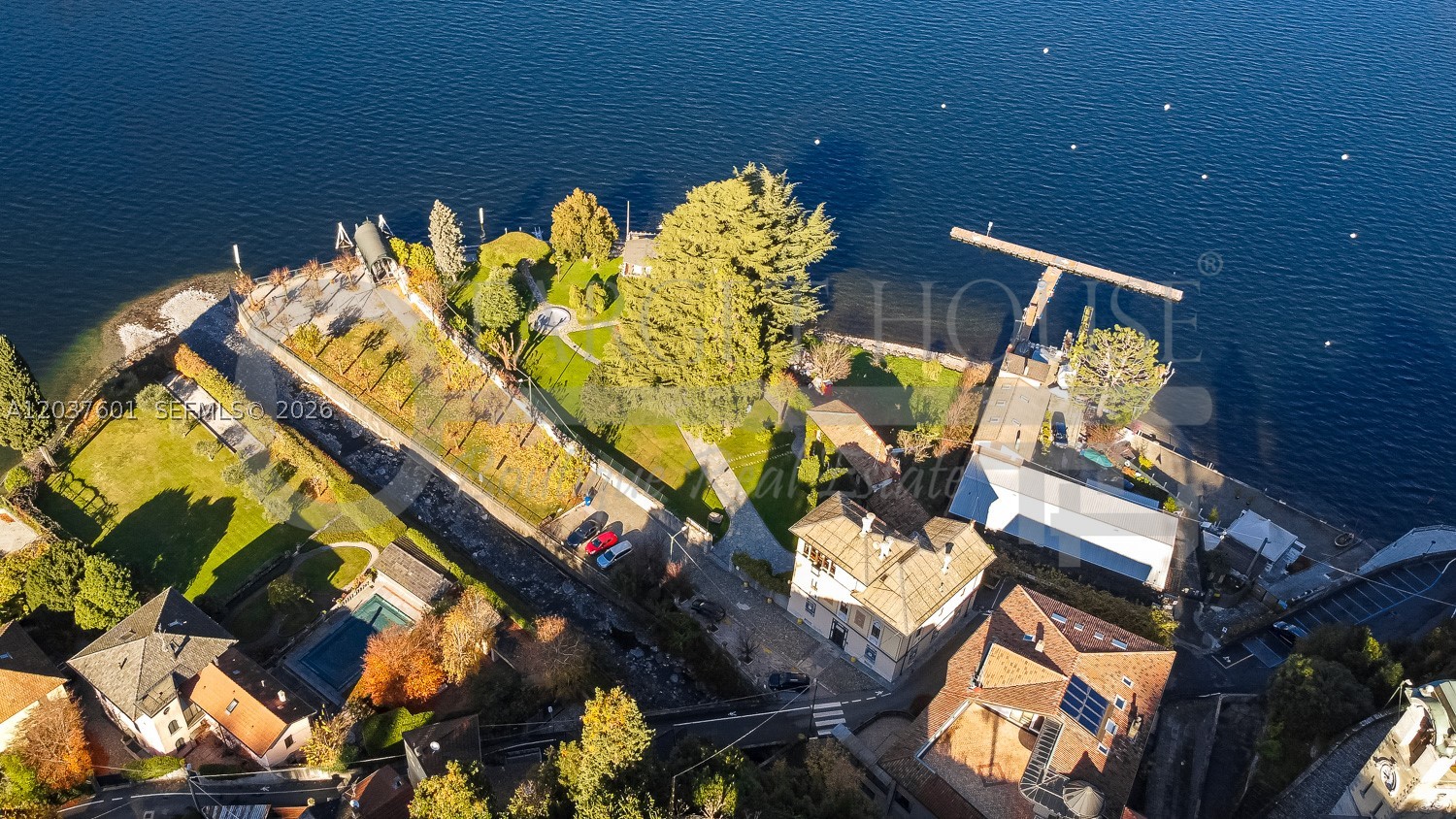 Lakefront boathouse park - Residential