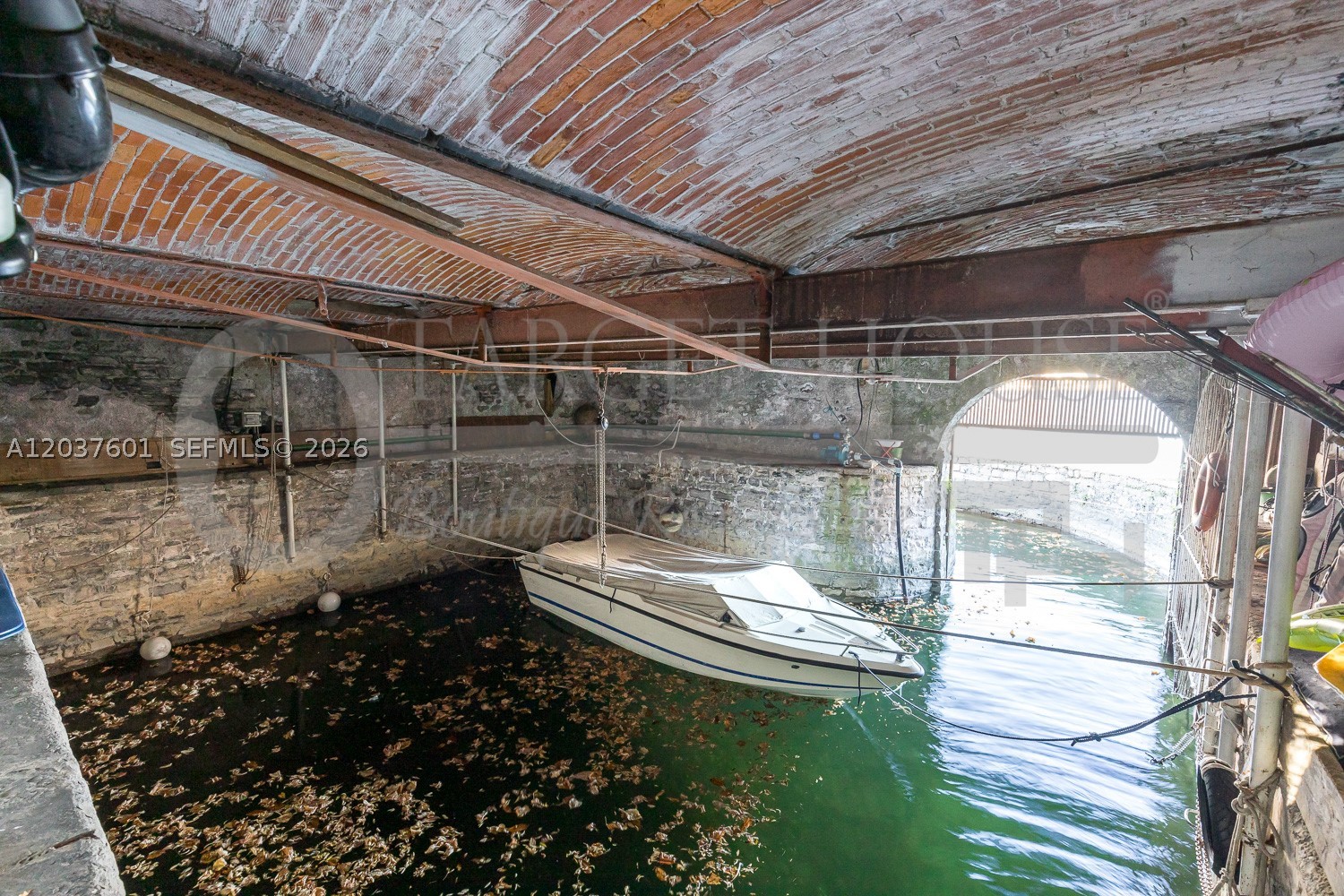 Lakefront boathouse park - Residential