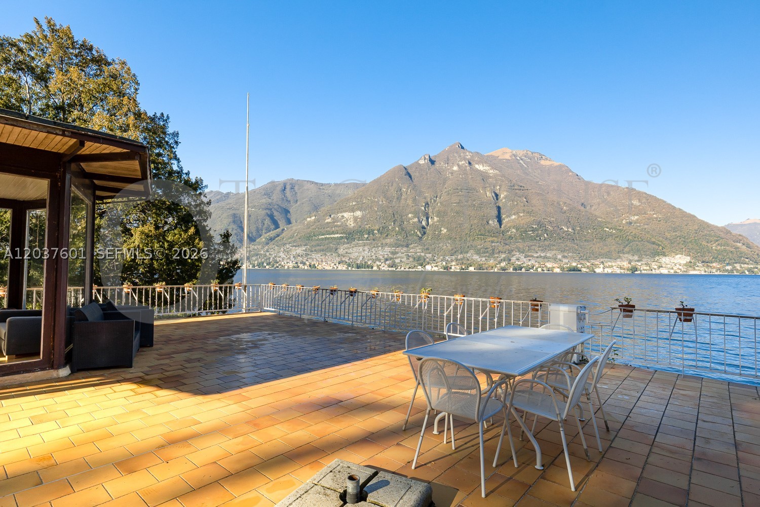 Lakefront boathouse park - Residential
