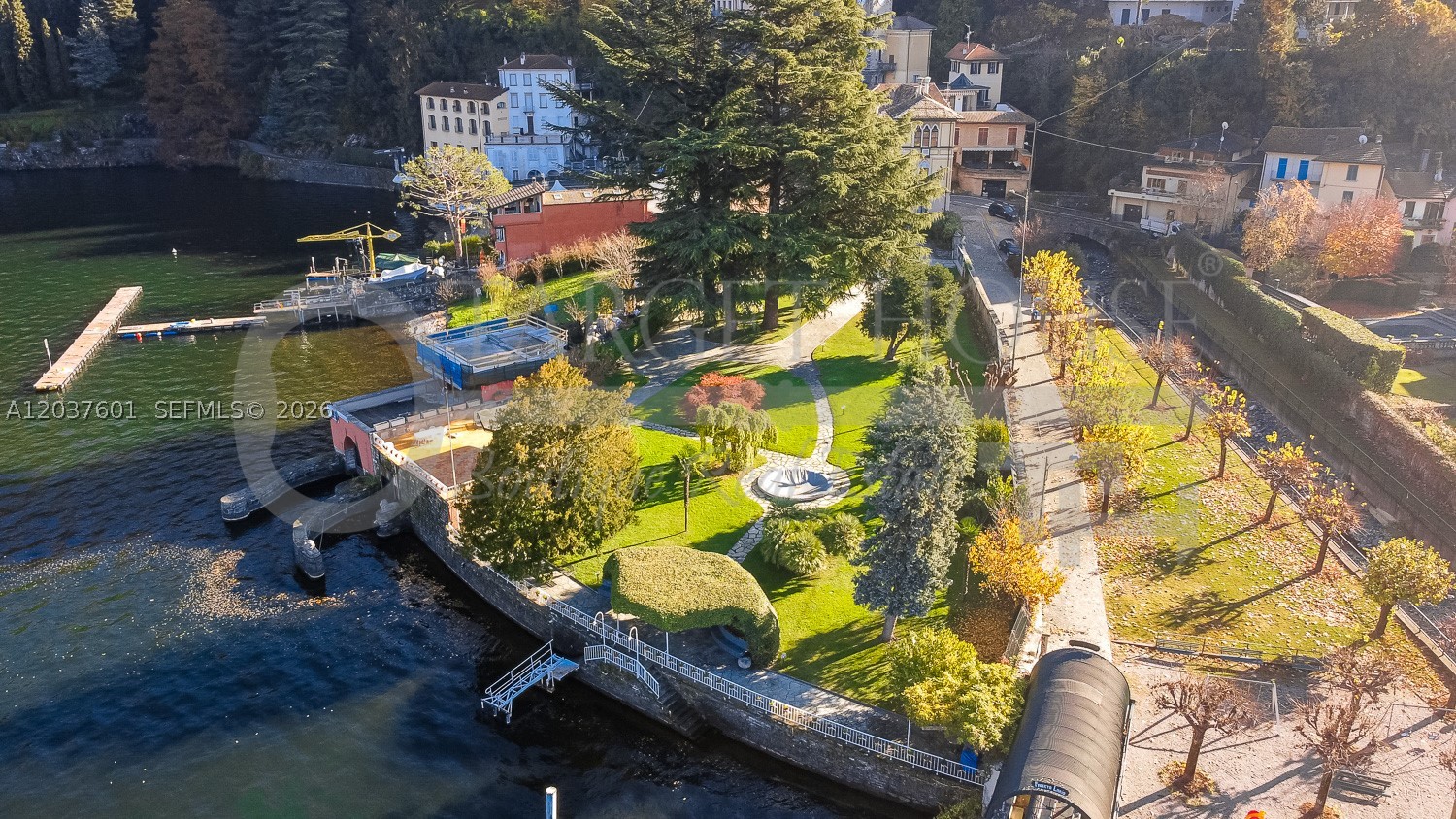 Lakefront boathouse park - Residential