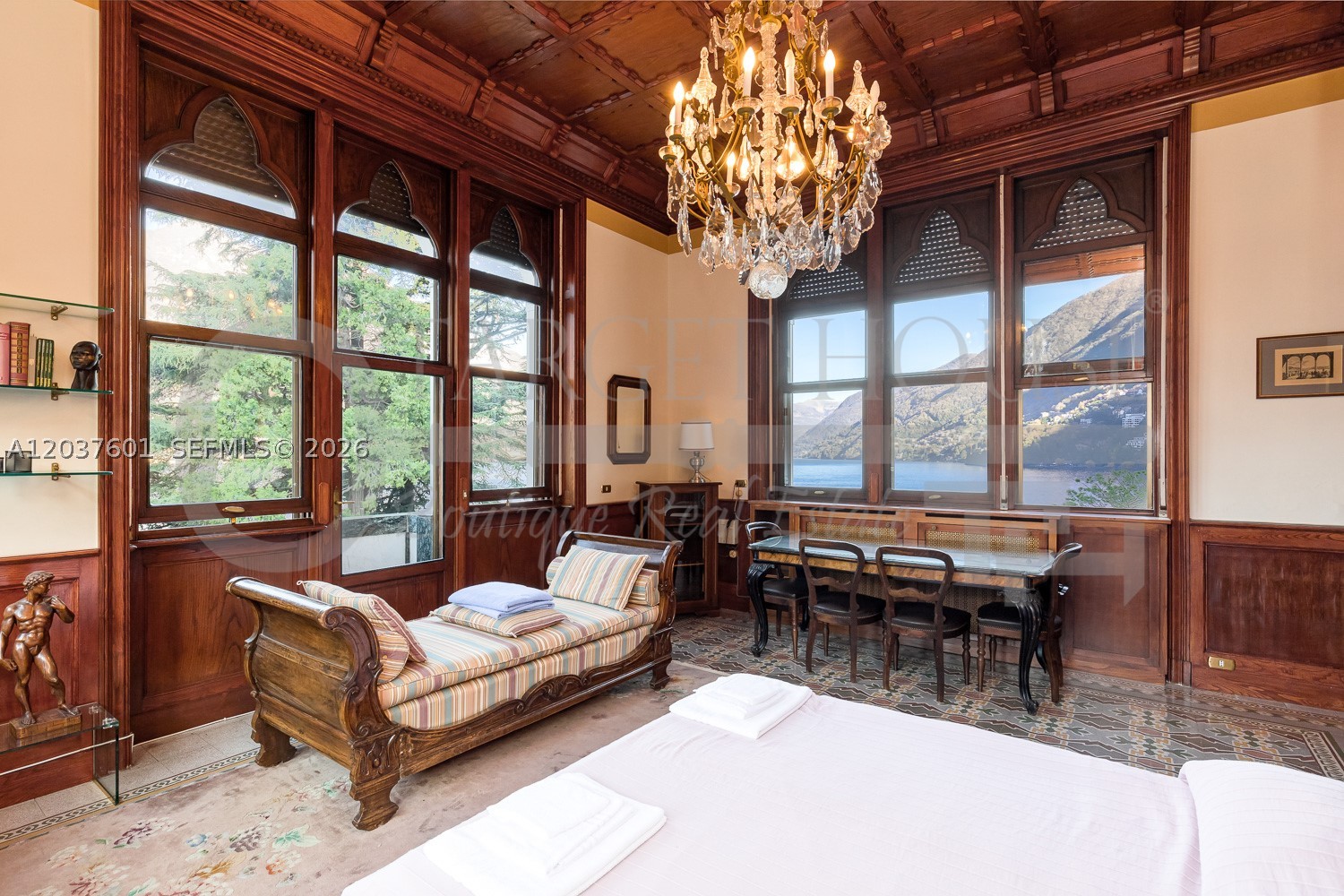 Lakefront boathouse park - Residential