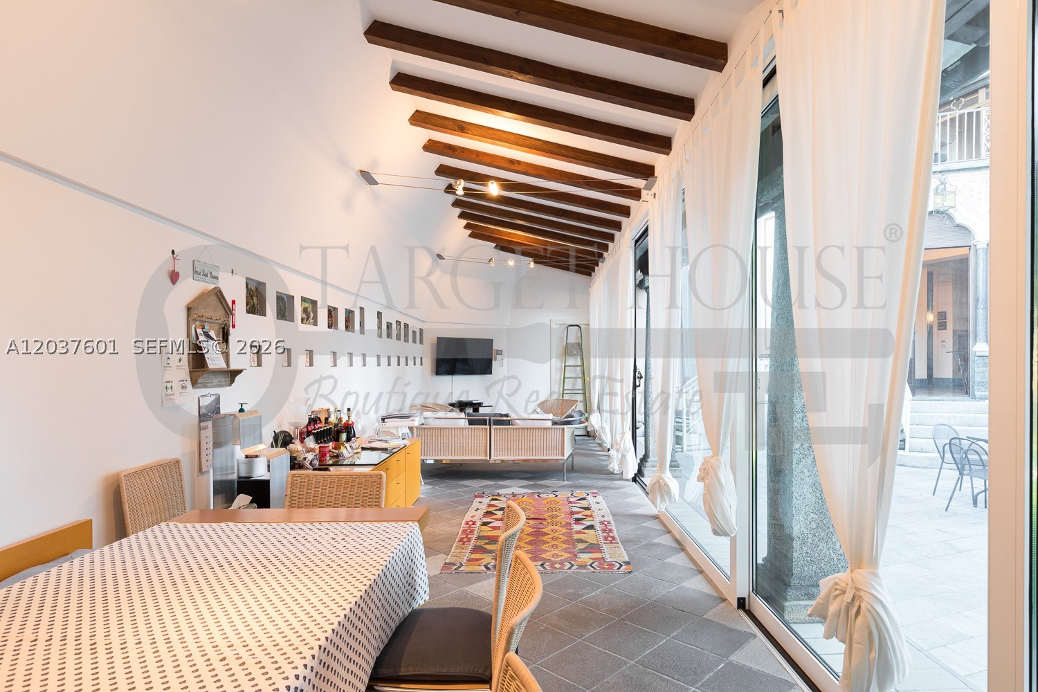 Lakefront boathouse park - Residential