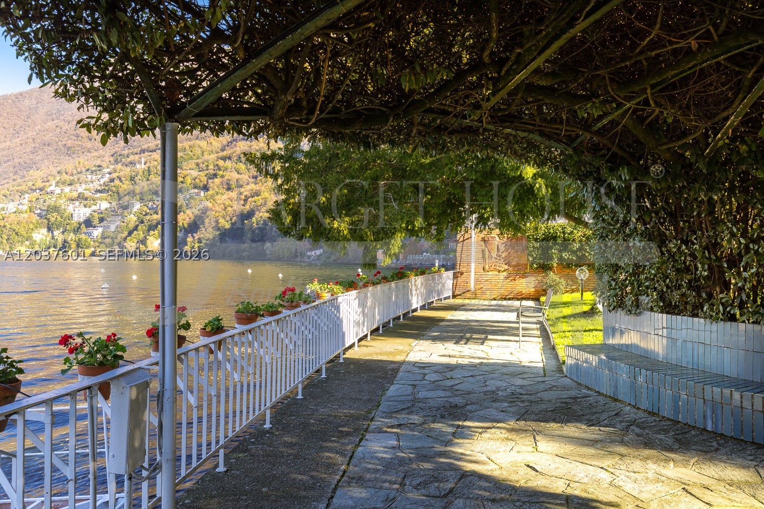 Lakefront boathouse park - Residential