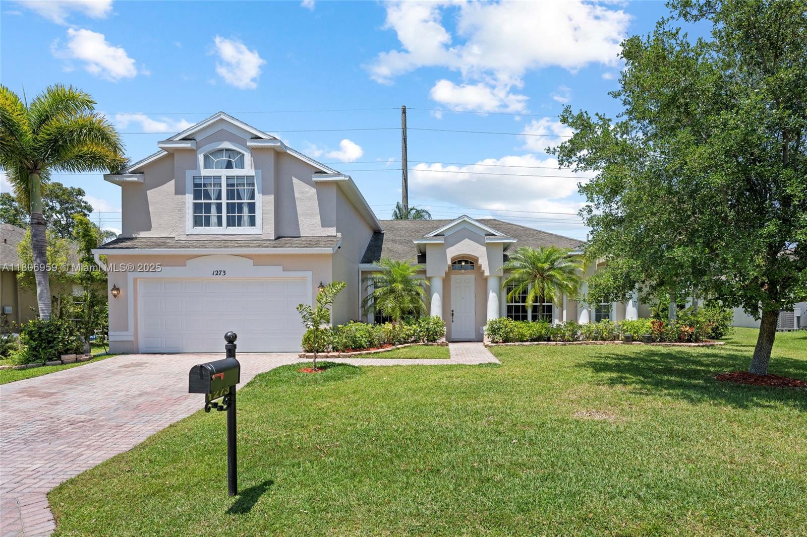 """OAKS OF VERO PD PHASE - Residential Lease