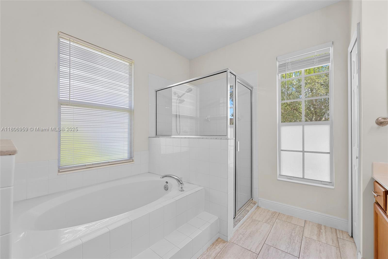 """OAKS OF VERO PD PHASE - Residential Lease