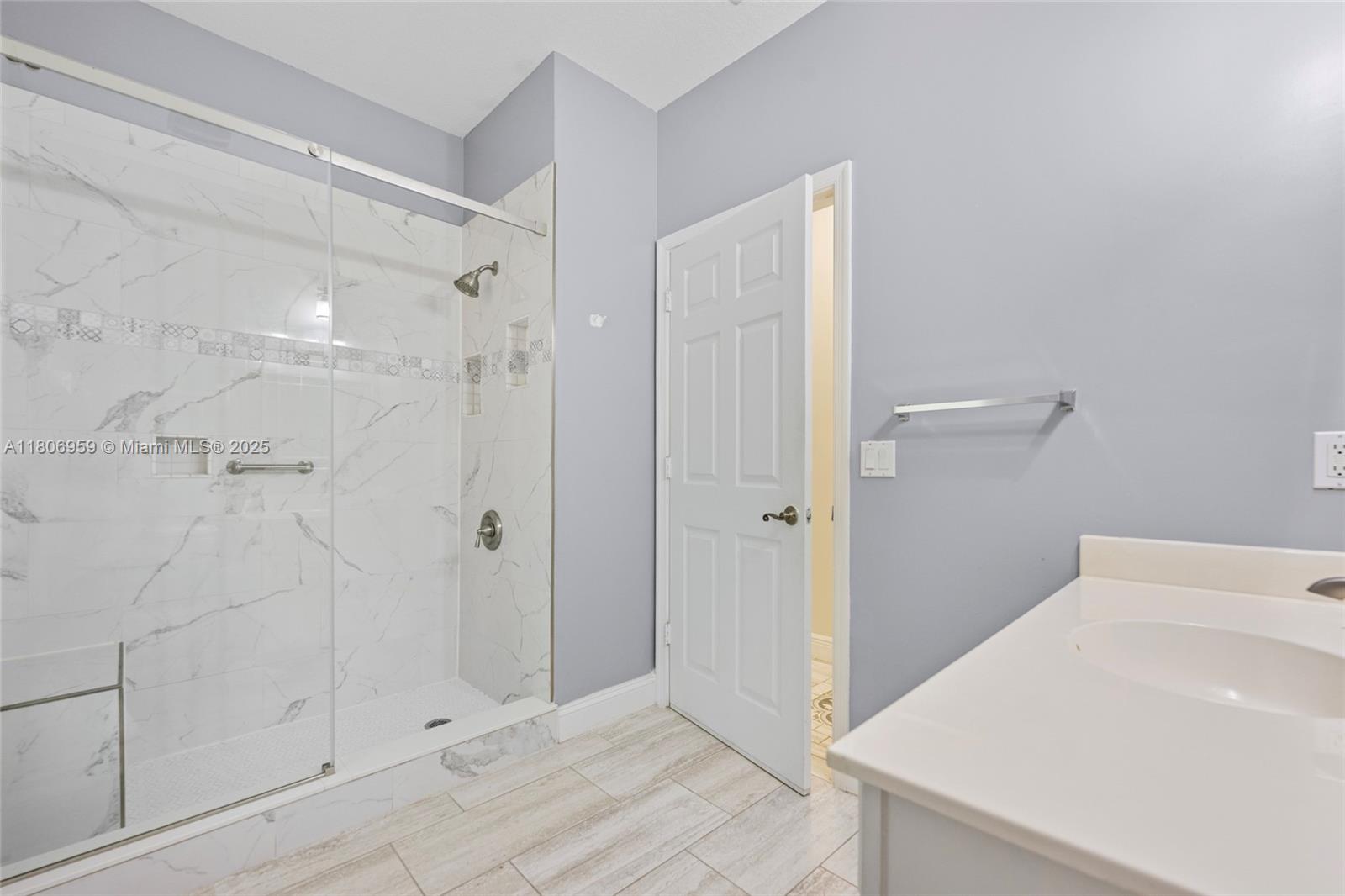"""OAKS OF VERO PD PHASE - Residential Lease