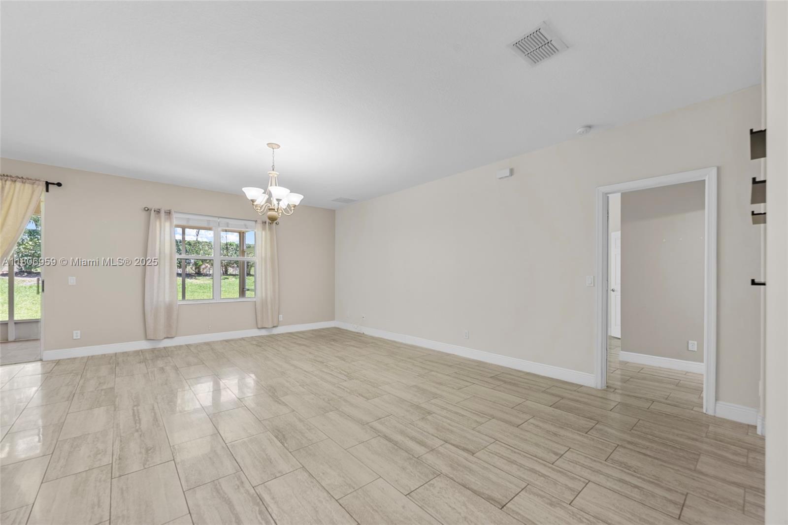 """OAKS OF VERO PD PHASE - Residential Lease