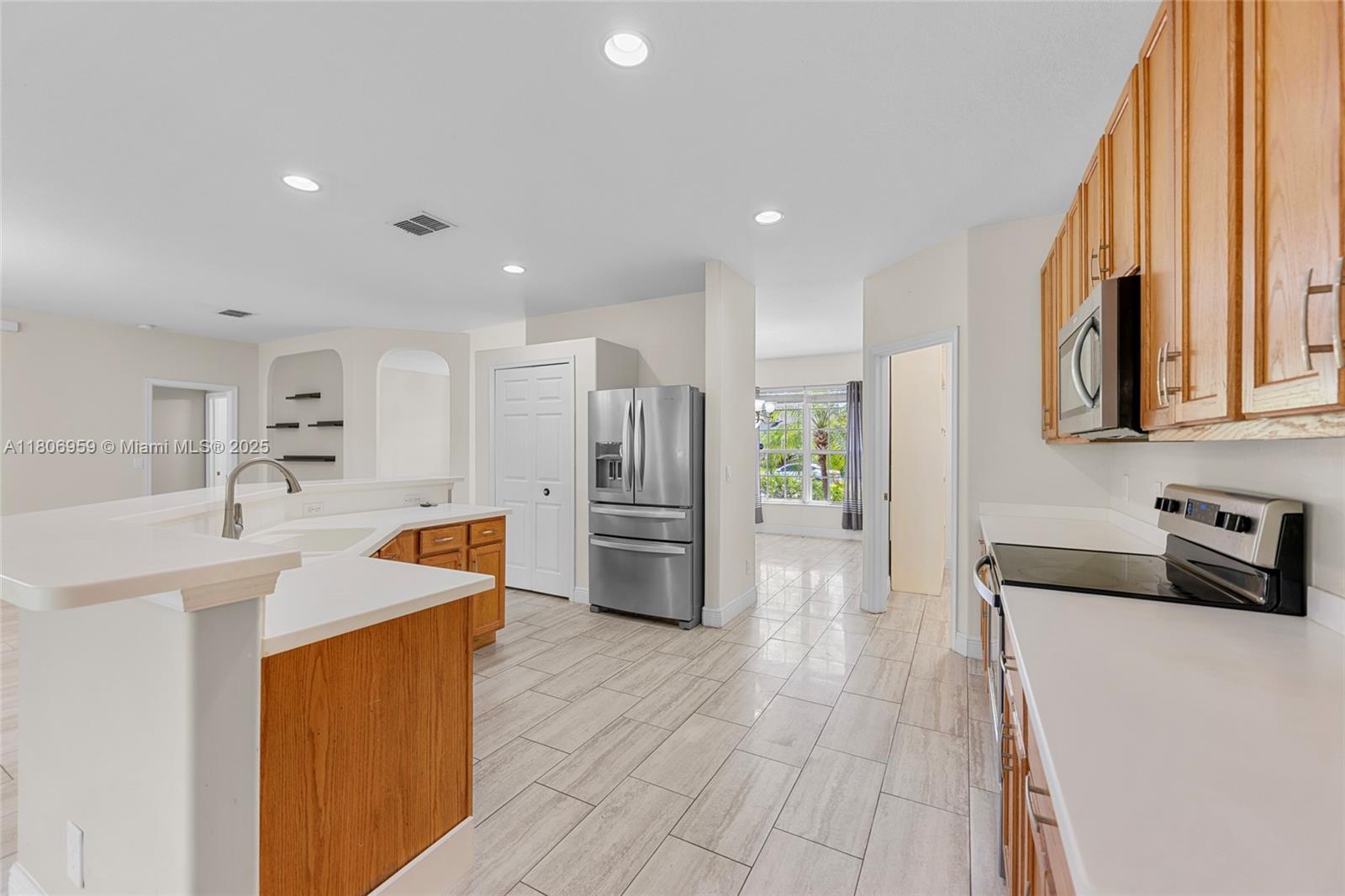 """OAKS OF VERO PD PHASE - Residential Lease