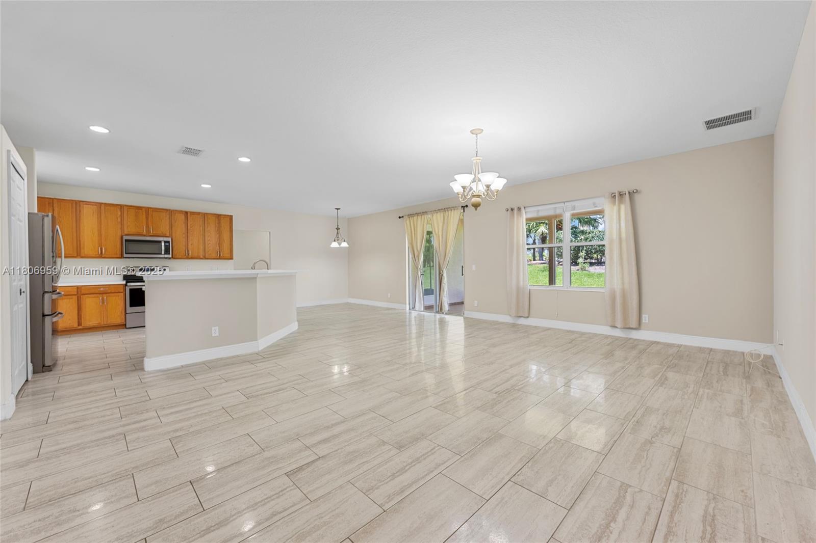 """OAKS OF VERO PD PHASE - Residential Lease
