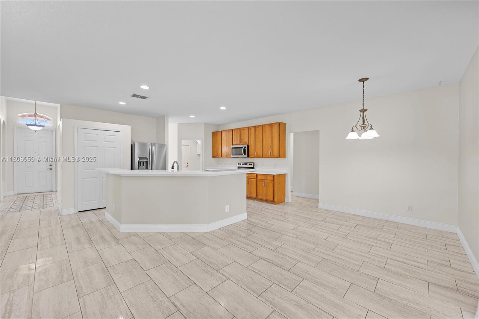 """OAKS OF VERO PD PHASE - Residential Lease