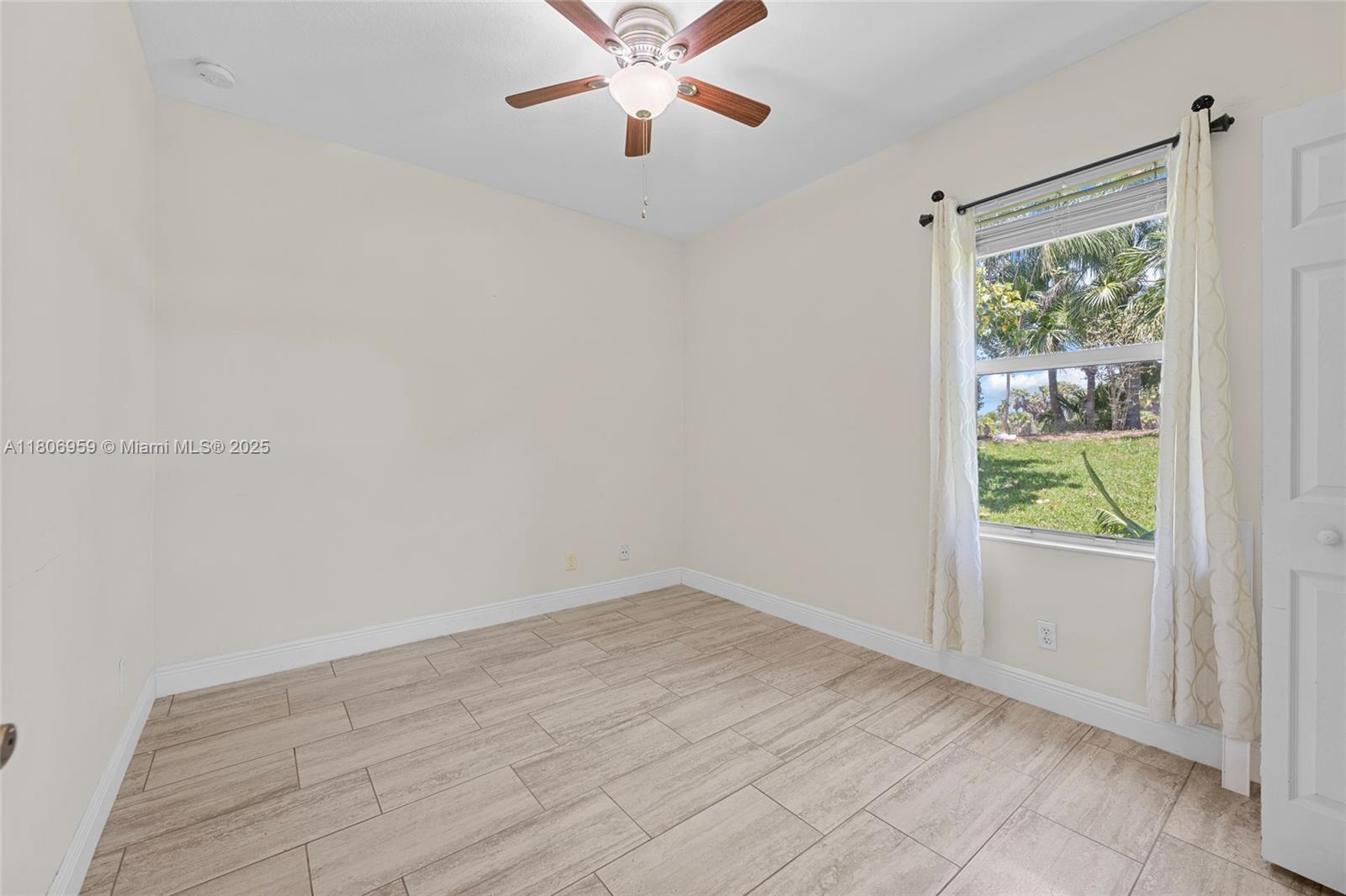 """OAKS OF VERO PD PHASE - Residential Lease