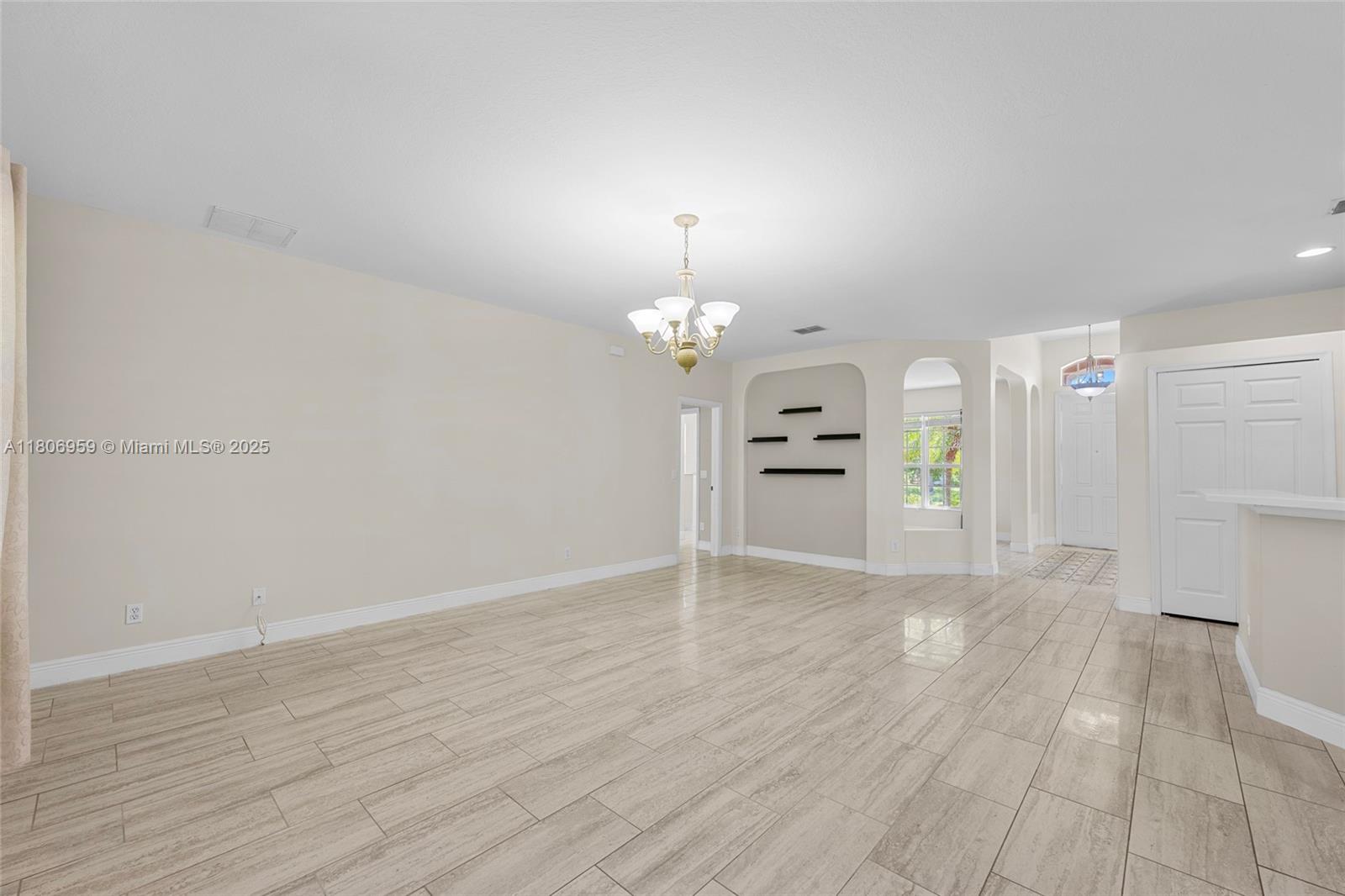 """OAKS OF VERO PD PHASE - Residential Lease