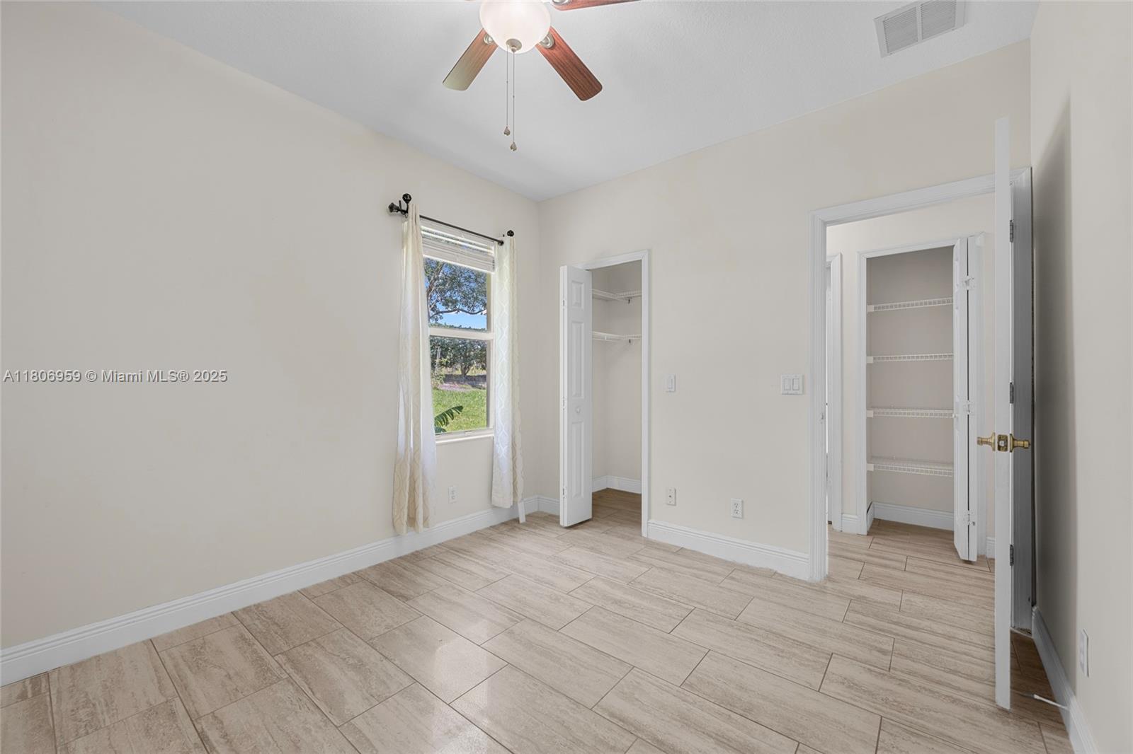 """OAKS OF VERO PD PHASE - Residential Lease