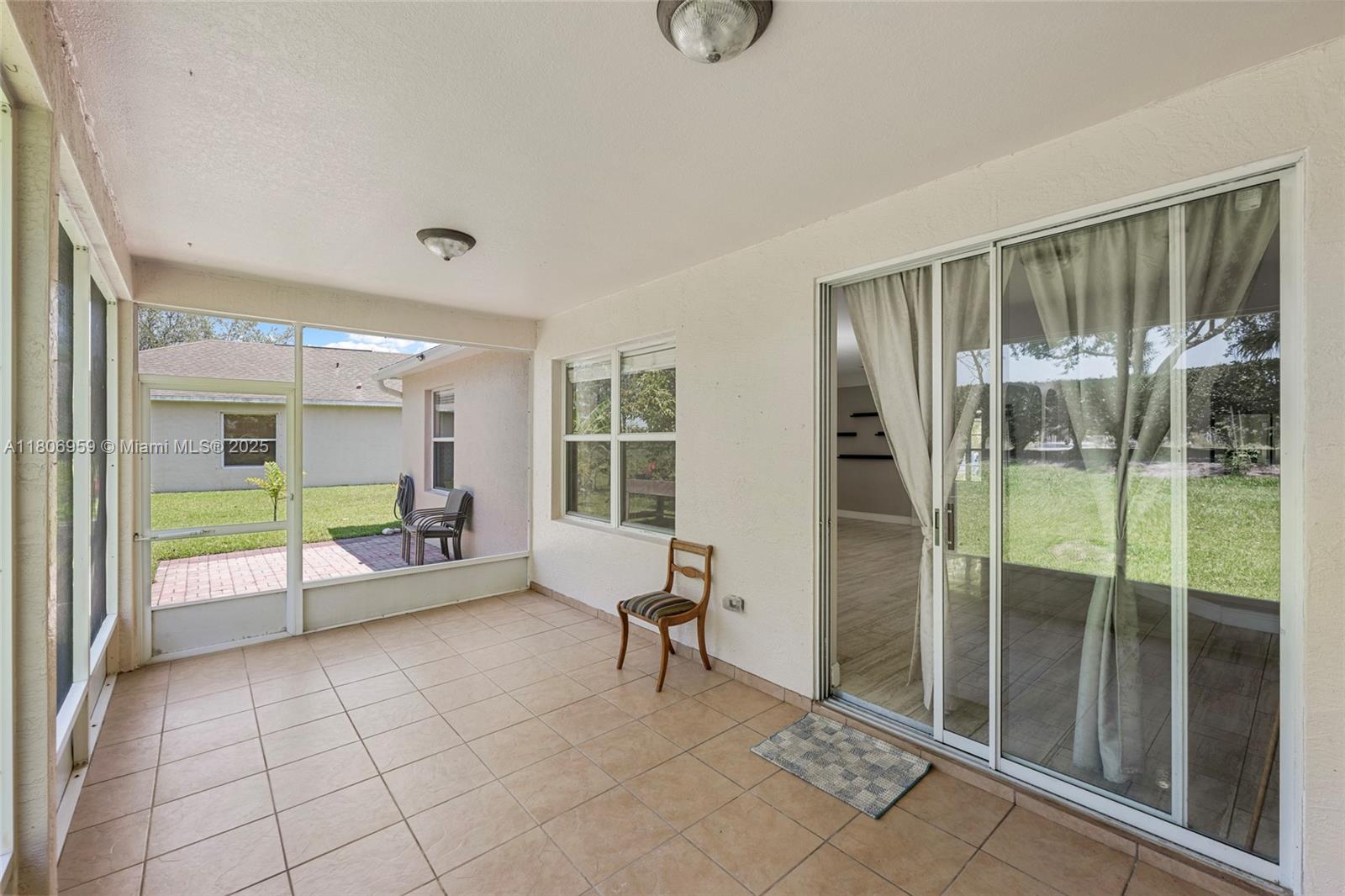 """OAKS OF VERO PD PHASE - Residential Lease