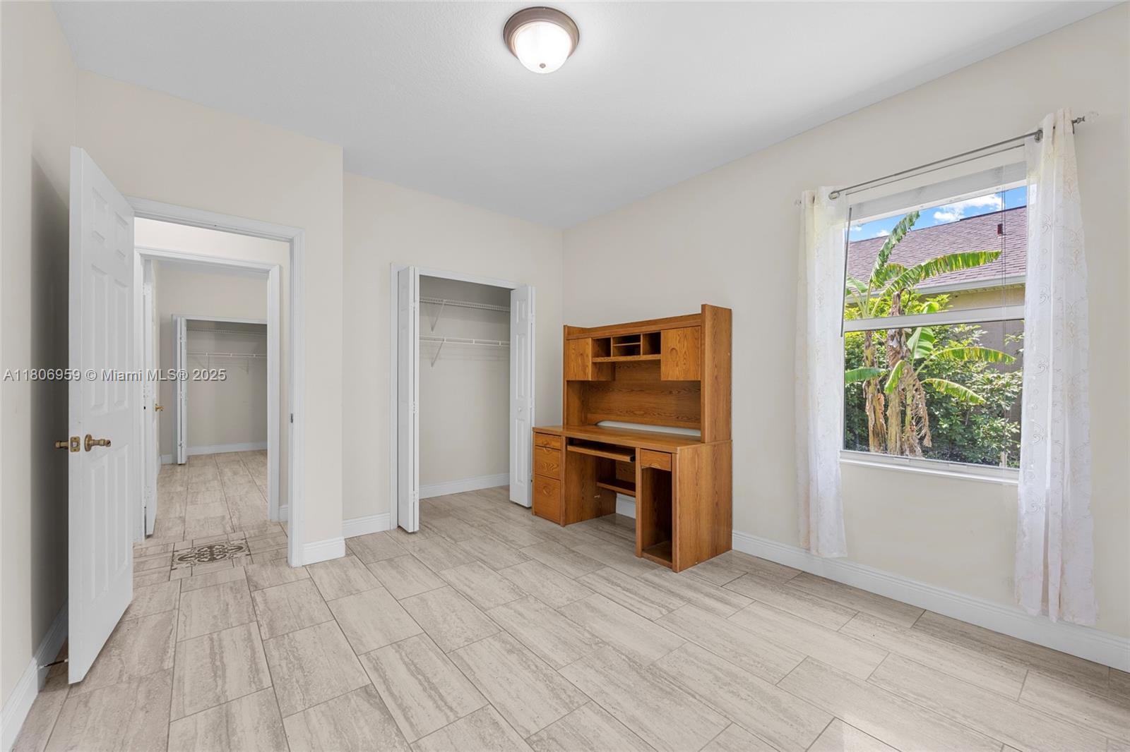 """OAKS OF VERO PD PHASE - Residential Lease