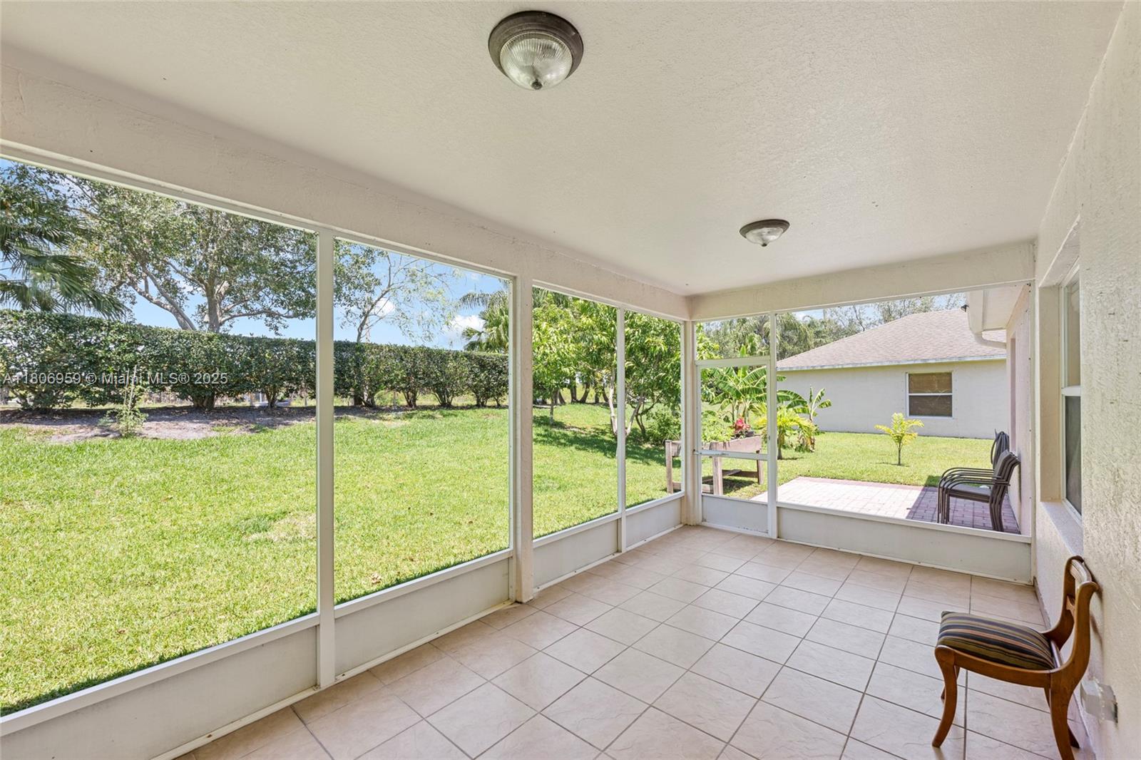 """OAKS OF VERO PD PHASE - Residential Lease