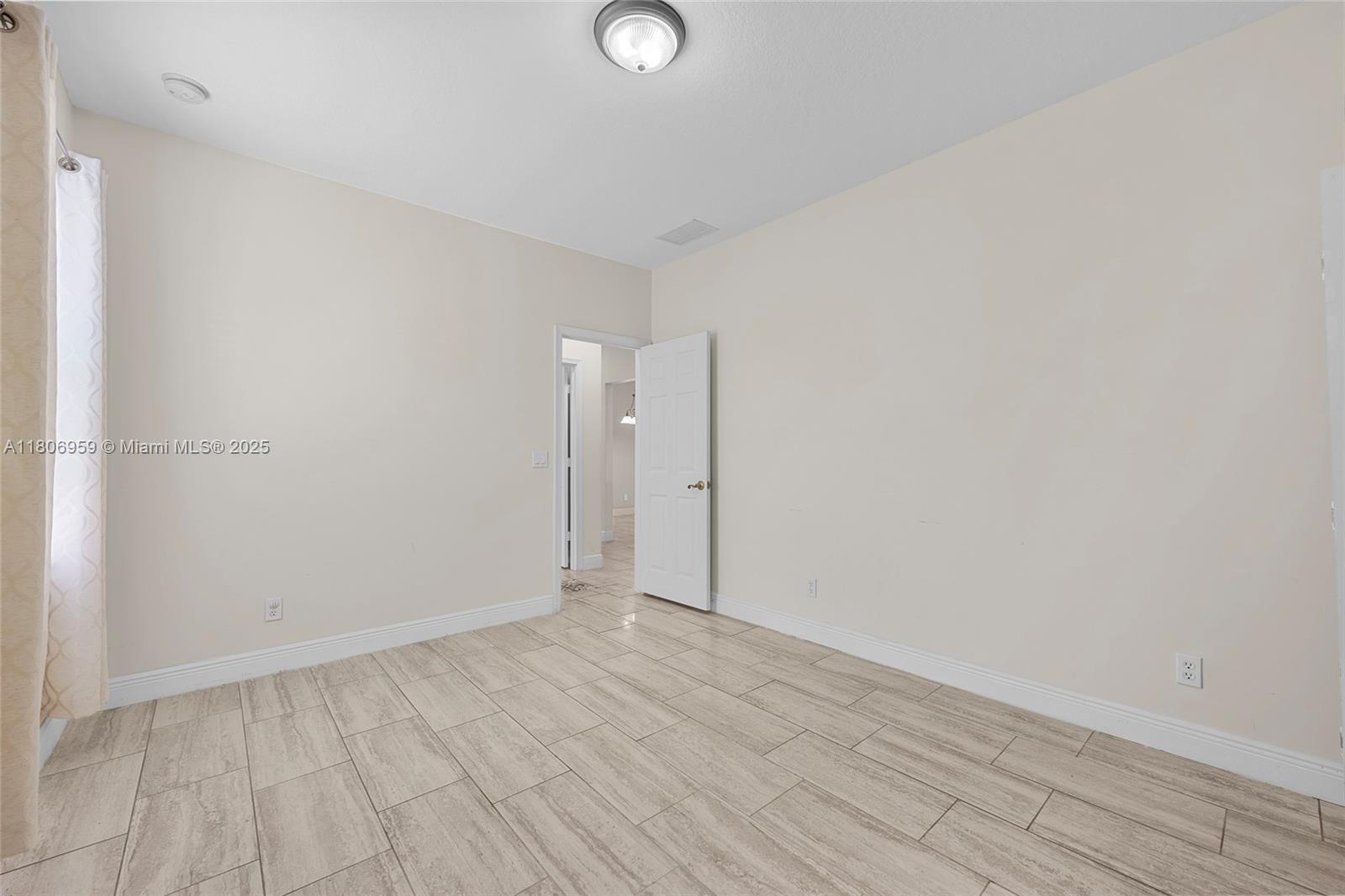 """OAKS OF VERO PD PHASE - Residential Lease