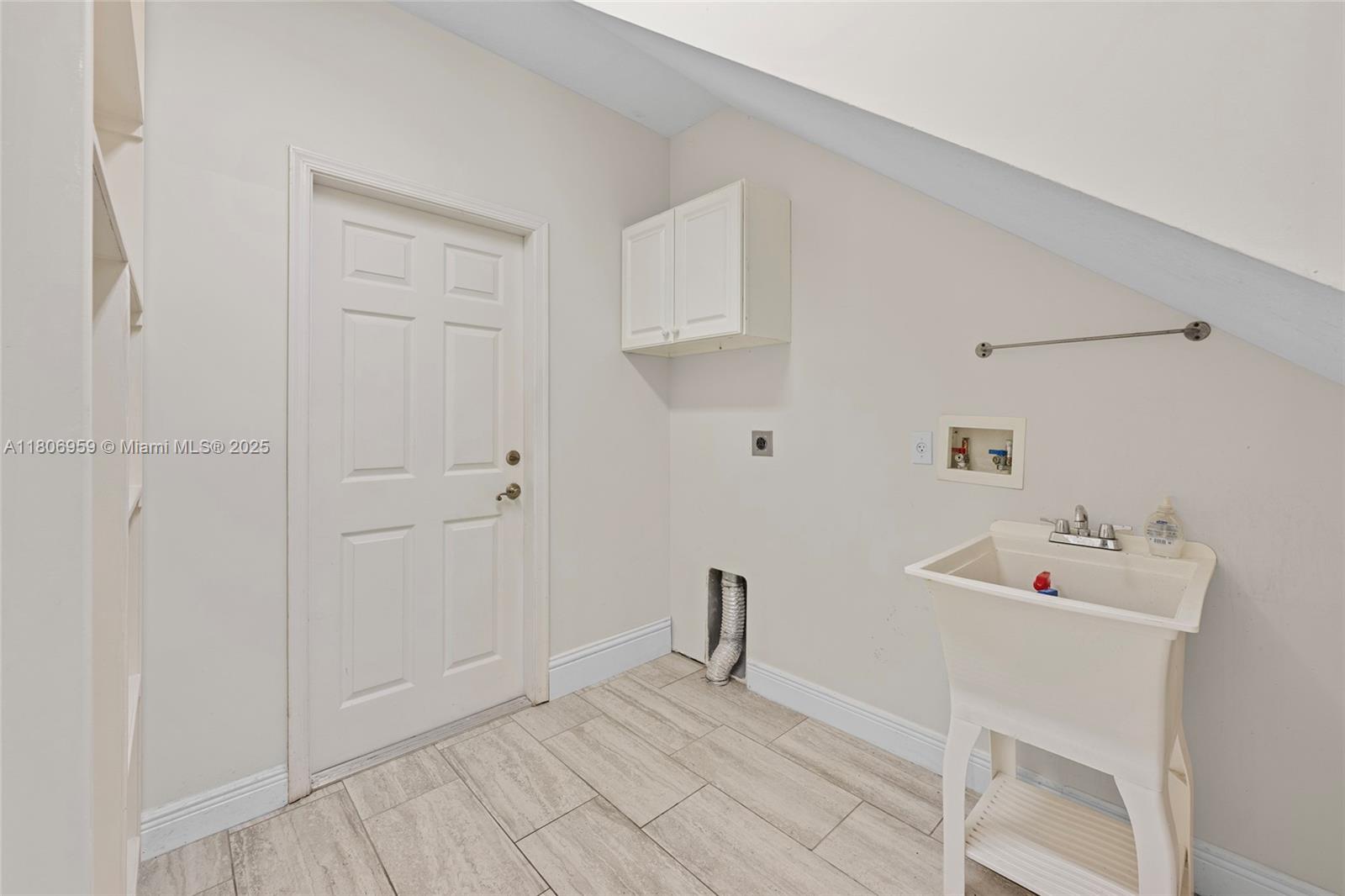 """OAKS OF VERO PD PHASE - Residential Lease