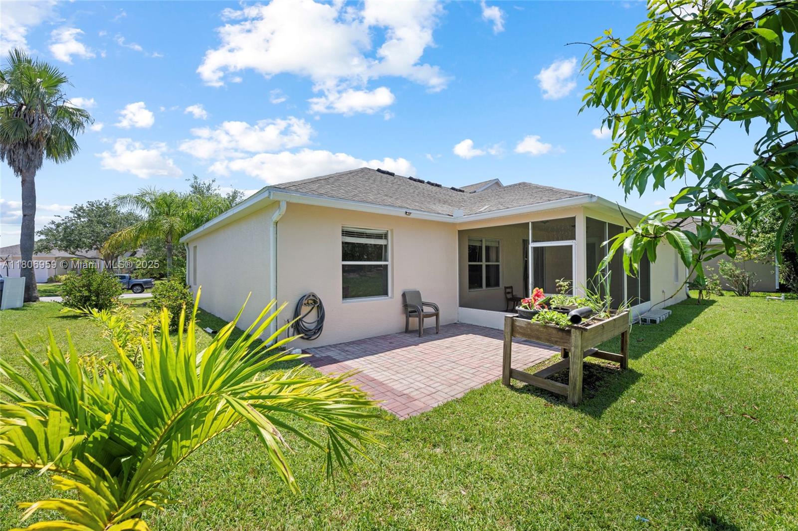 """OAKS OF VERO PD PHASE - Residential Lease