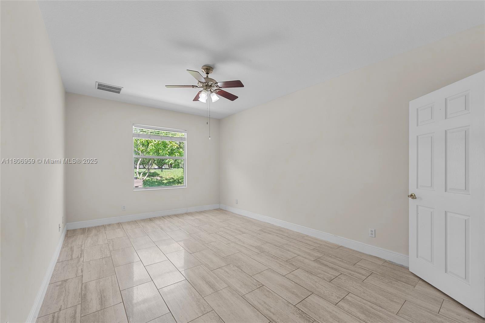 """OAKS OF VERO PD PHASE - Residential Lease
