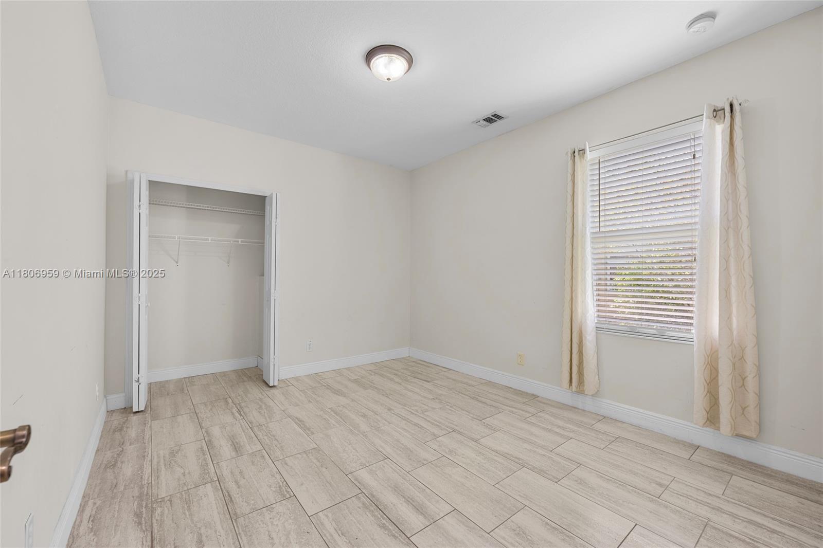 """OAKS OF VERO PD PHASE - Residential Lease