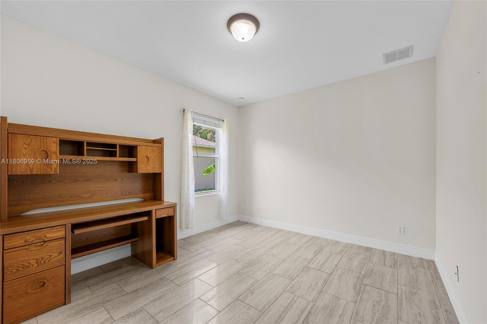 """OAKS OF VERO PD PHASE - Residential Lease