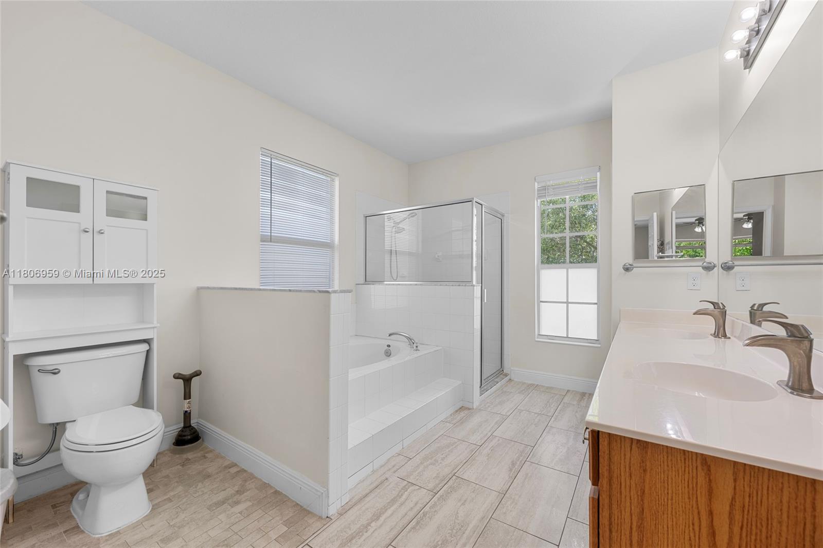 """OAKS OF VERO PD PHASE - Residential Lease