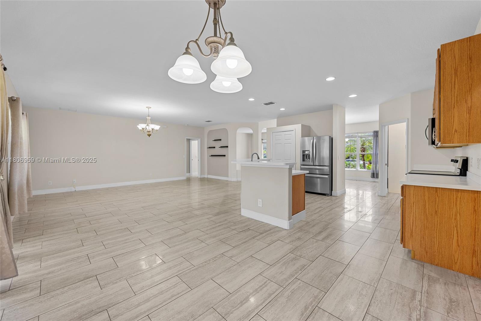 """OAKS OF VERO PD PHASE - Residential Lease