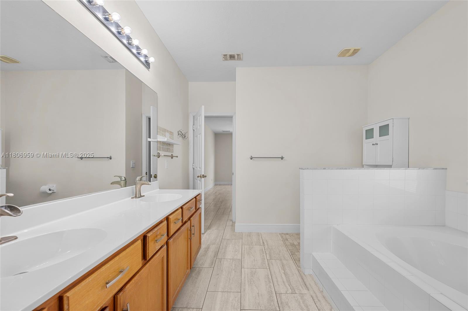 """OAKS OF VERO PD PHASE - Residential Lease