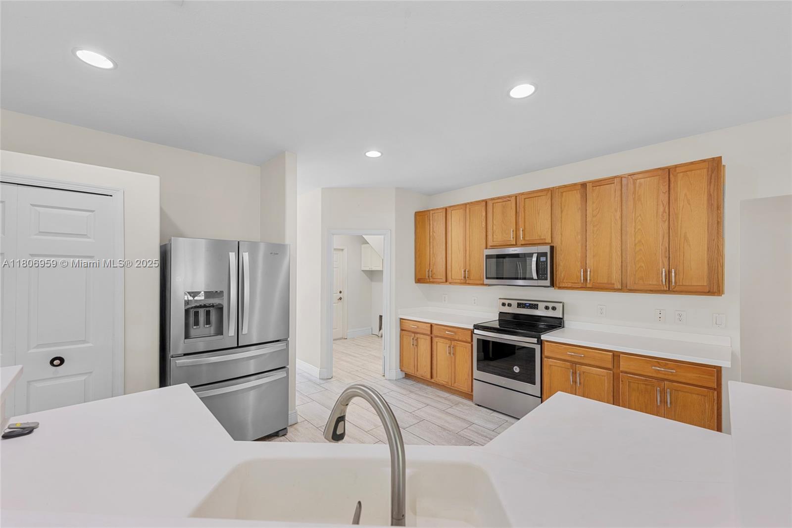 """OAKS OF VERO PD PHASE - Residential Lease
