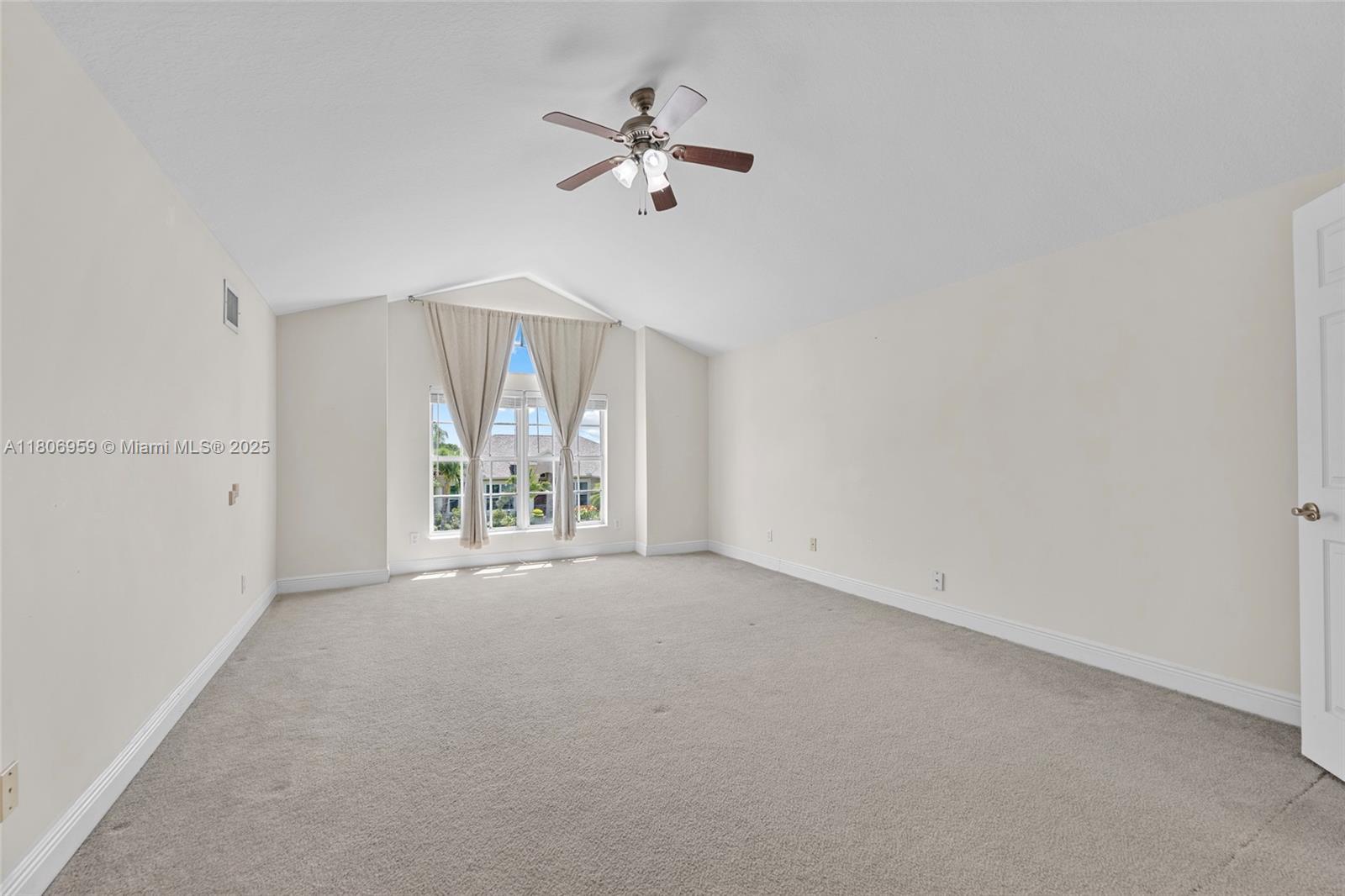 """OAKS OF VERO PD PHASE - Residential Lease