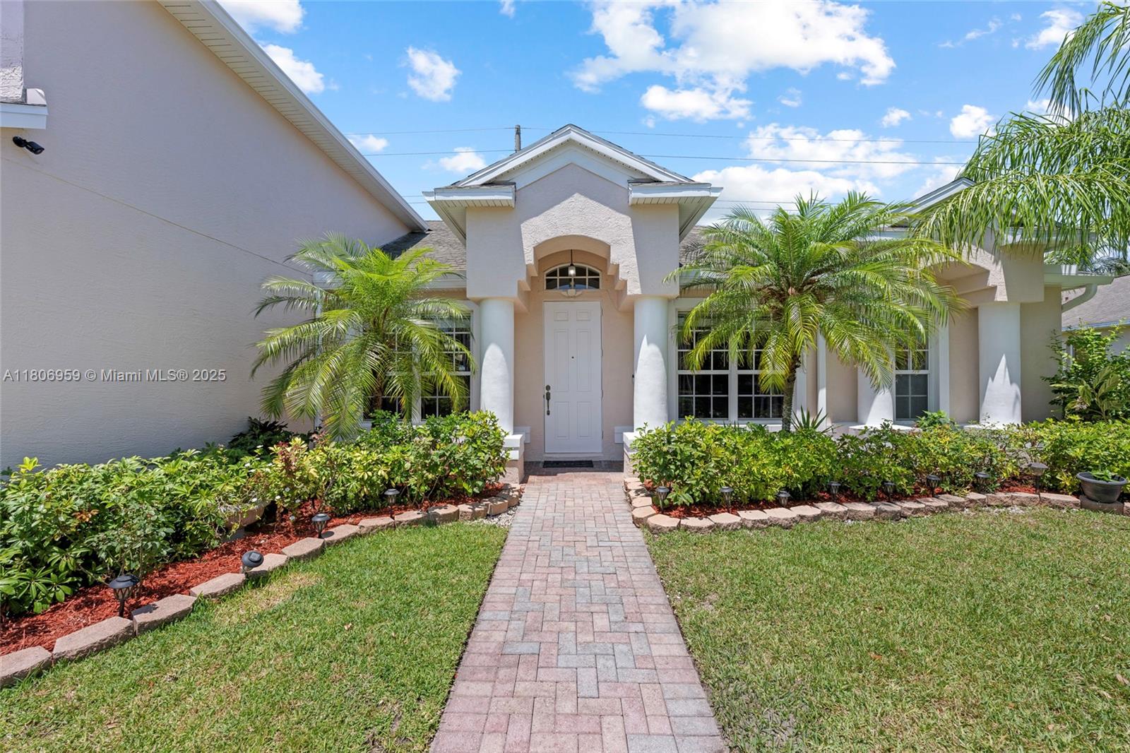 """OAKS OF VERO PD PHASE - Residential Lease
