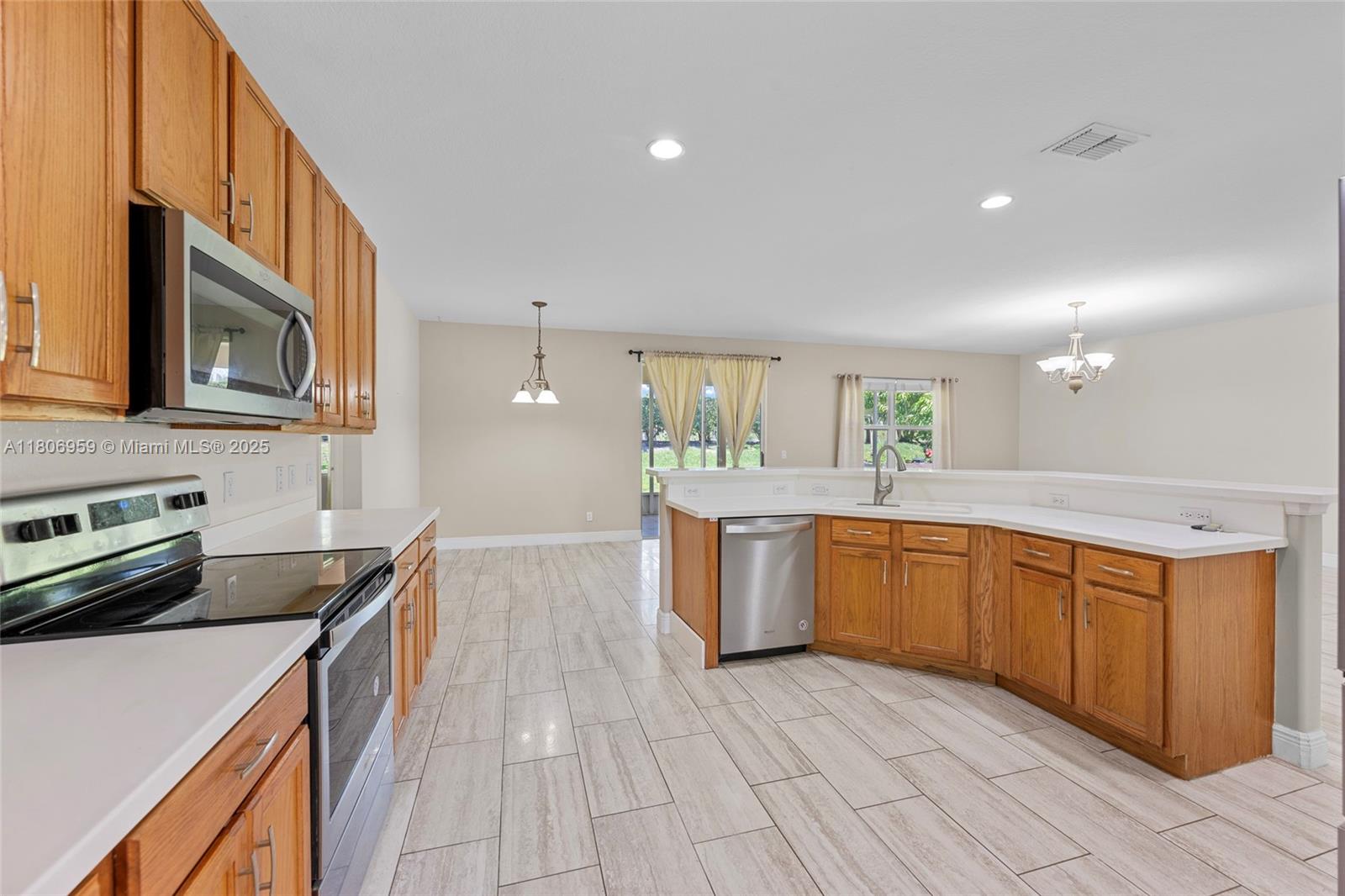 """OAKS OF VERO PD PHASE - Residential Lease