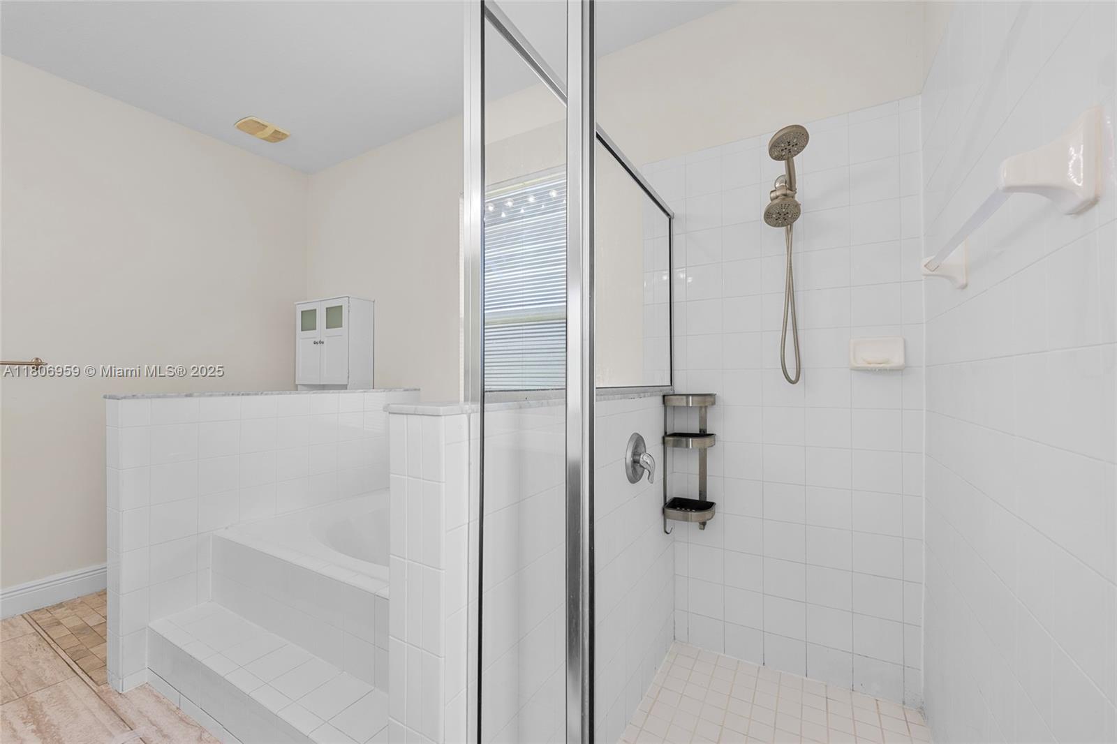 """OAKS OF VERO PD PHASE - Residential Lease