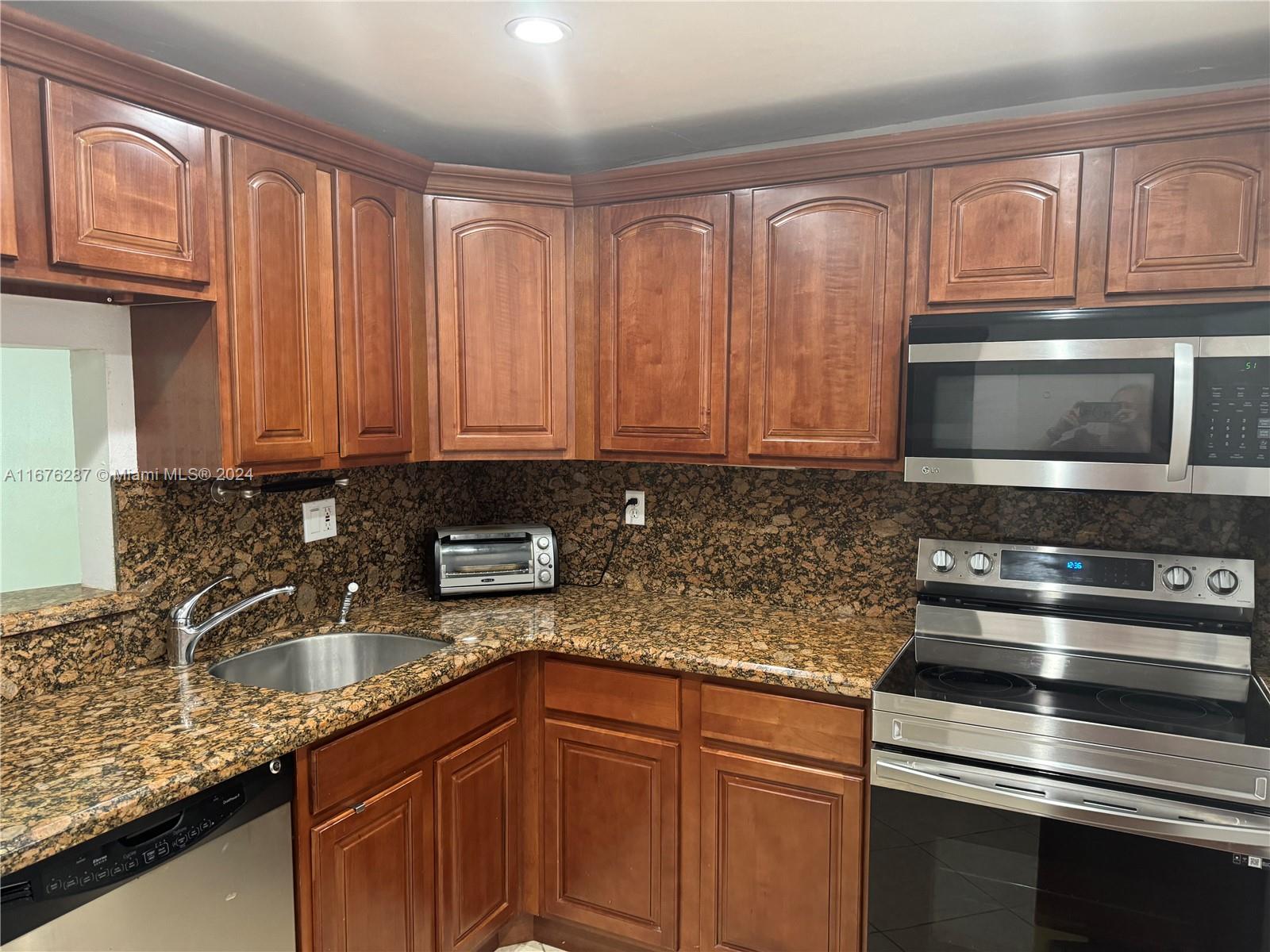 DADELAND PLACE CONDO - Residential Lease