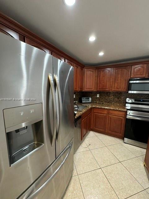 Beautiful, remodeled apartment 1 bed / i bath,  located at walking distance to Kendal Mall. Bright and spacious unit with high impact windows, and door, central AC, tankless water heater, and a great kitchen with granite counter tops, wooden cabinets, and stainless-steel appliances. Washer and dryer, huge waking closet,  2 parking spaces and plenty of parking for guest.. Across the street from Don Pan,  restaurants and shops. Minutes away from Kendall  City,  Metrorail, I-95, and US1. Water is included.