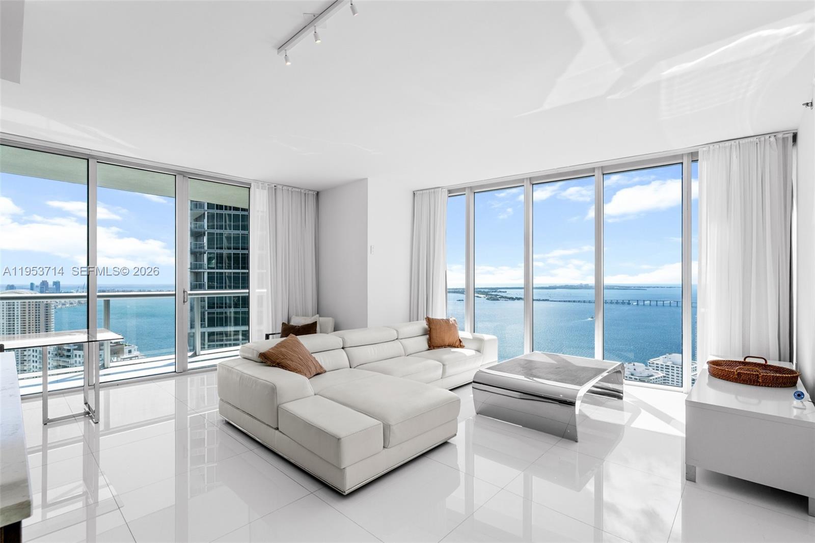 The only tower at Icon Brickell that allows daily rentals—making it the ultimate short-term investment in Brickell! This high-floor corner unit features stunning views of the Bay, pool, and city skyline, brand-new renovated bathrooms, an open kitchen, split bedrooms, and floor-to-ceiling windows with balcony access. Enjoy world-class amenities: a double Olympic pool, oversized jacuzzi, luxurious spa with cold plunge, steam and sauna rooms, state-of-the-art gym with free classes, plus restaurants, cafes and poolside service.