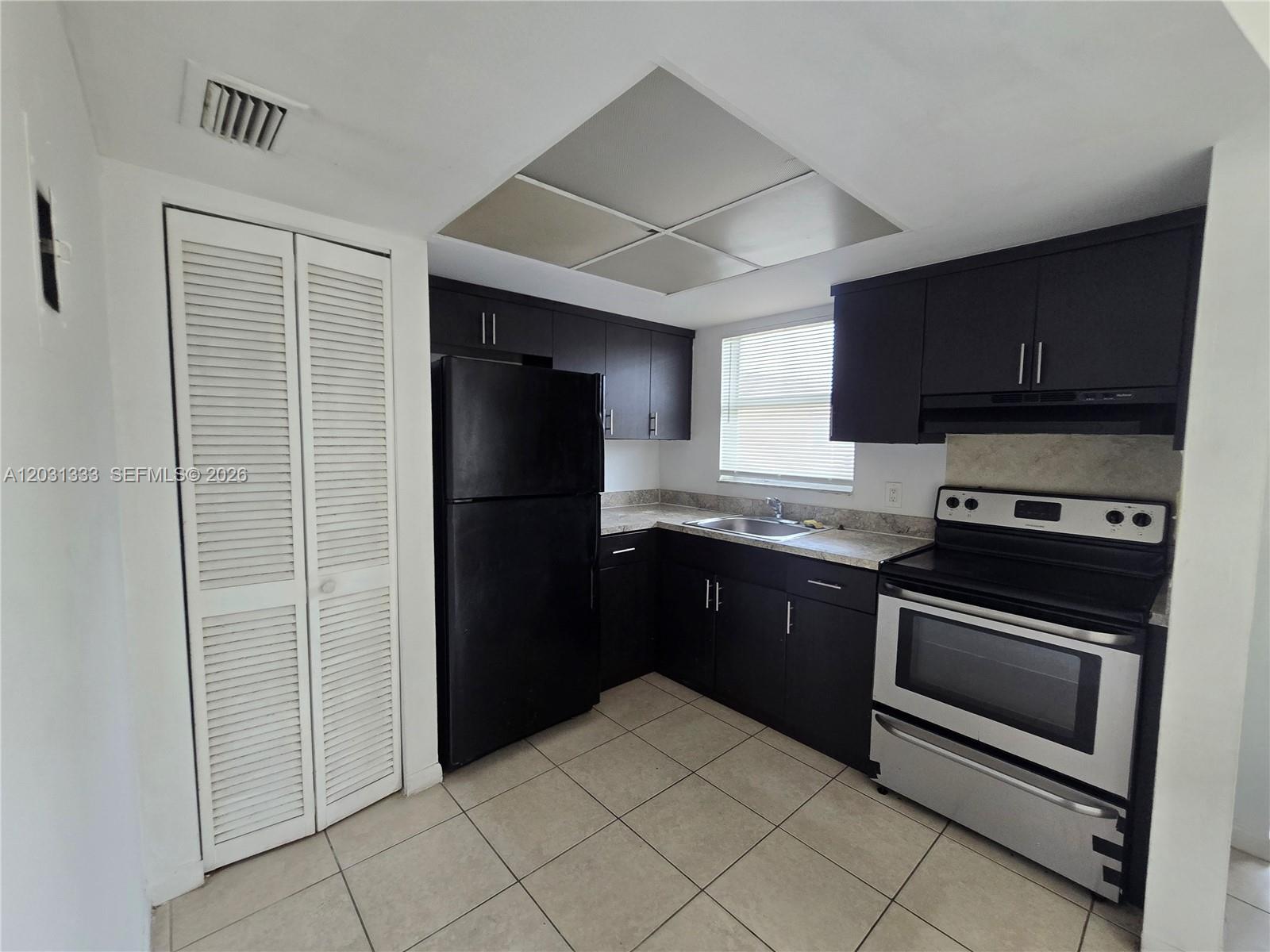 COURTS AT OAKLAND PARK - Residential Lease