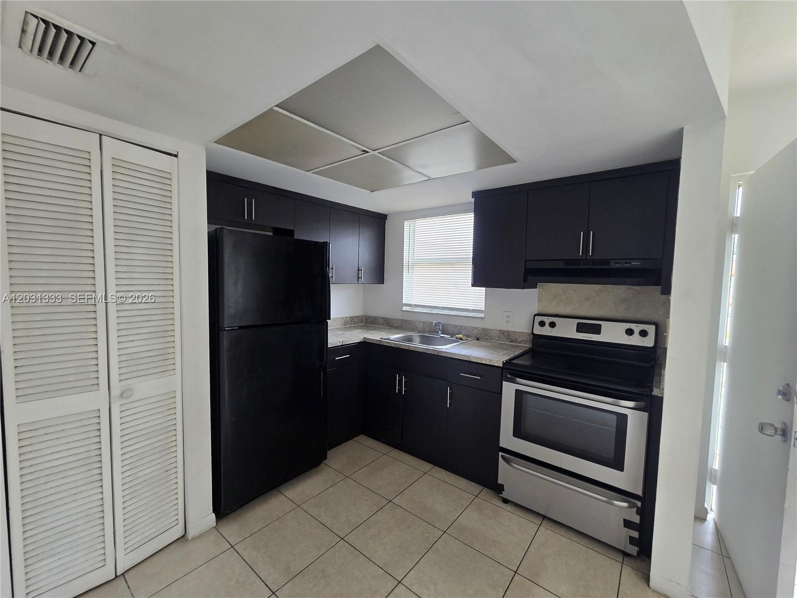 COURTS AT OAKLAND PARK - Residential Lease