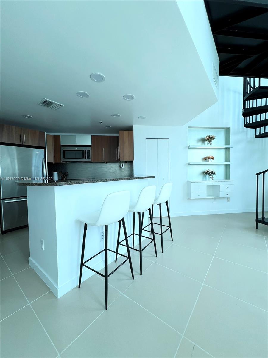 MET 1 CONDO - Residential Lease
