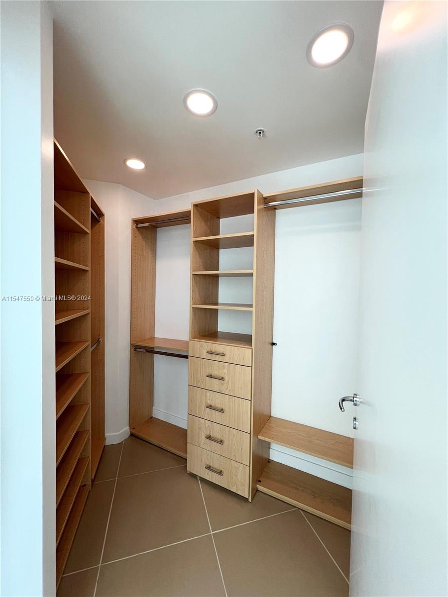 MET 1 CONDO - Residential Lease
