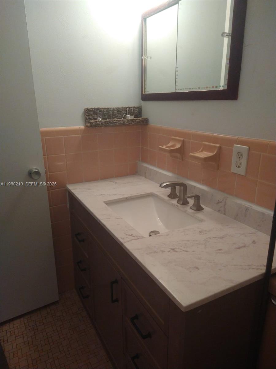 PASADENA GARDEN APARTMENT - Residential