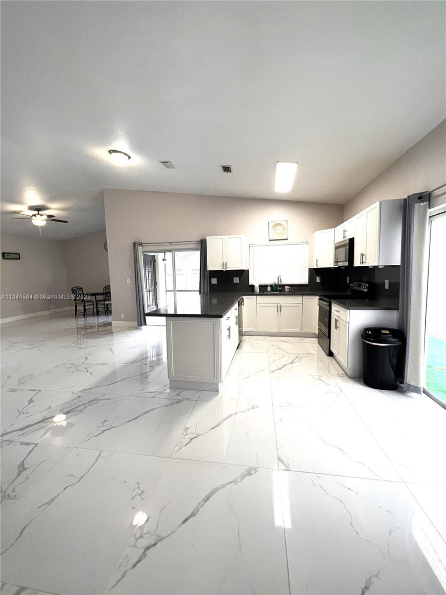 PARKLAND LAKES - Residential Lease