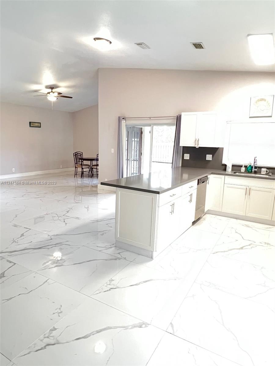 PARKLAND LAKES - Residential Lease