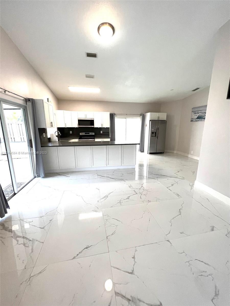 PARKLAND LAKES - Residential Lease